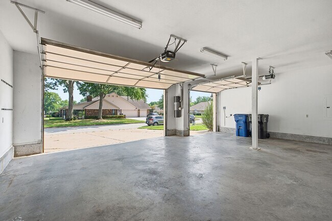 Building Photo - 408 W Fairway Ct