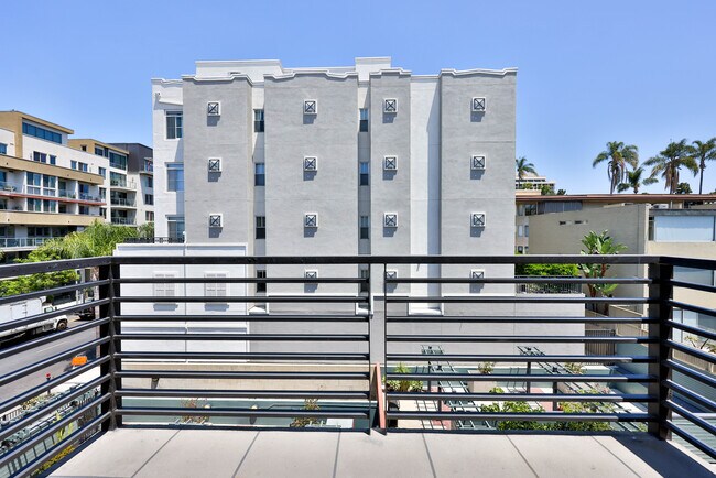 Building Photo - 3211 Fifth Ave