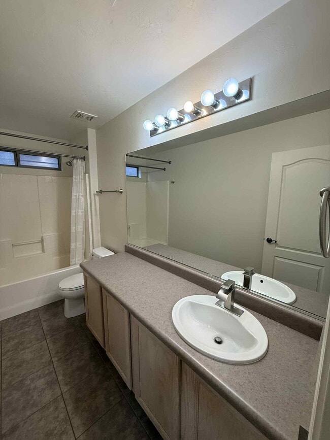 Building Photo - 640 W Emerald Key Dr