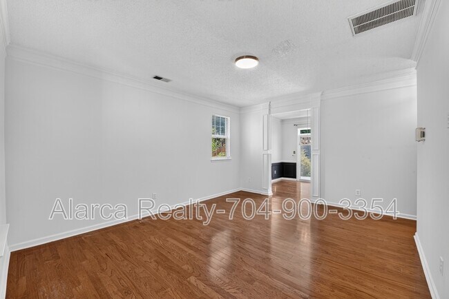 Building Photo - 290 Sweetmartha Dr