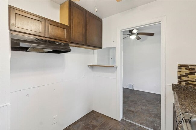 Building Photo - 3 bedroom ranch $1100