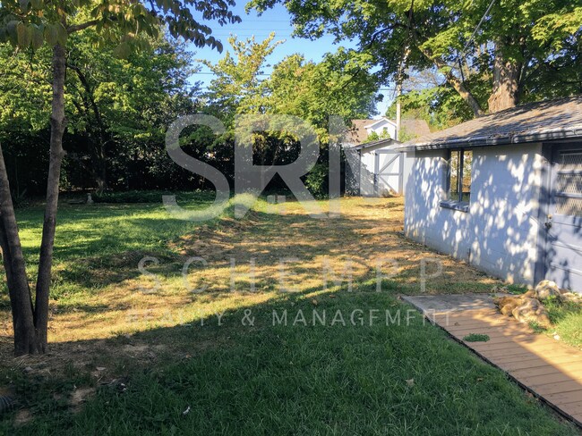Building Photo - Updated 4BR with two living spaces in Hikes Point **Available Now**