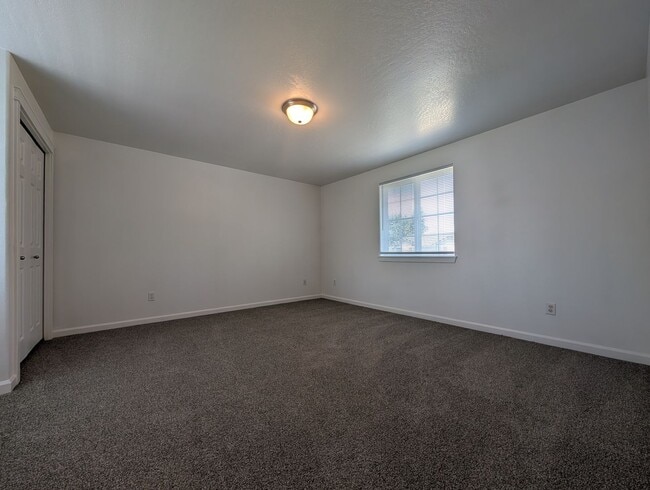 Building Photo - Nice 3 bed/1.5 bath duplex with fenced-in yard and 1 car garage