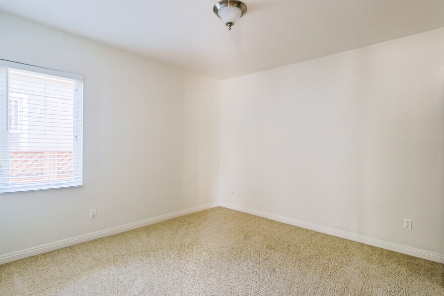 Building Photo - 844 N Lima St