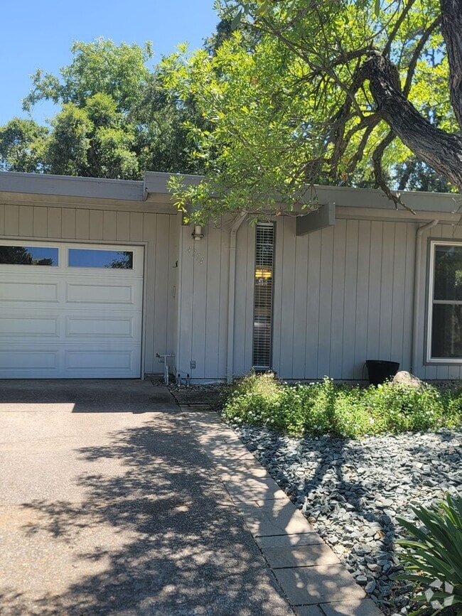 Building Photo - Mid-Century Modern half-plex in American R...