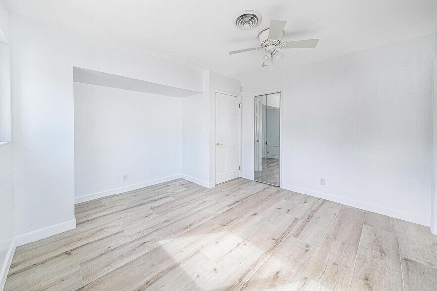 Building Photo - 2611 NE 16th St