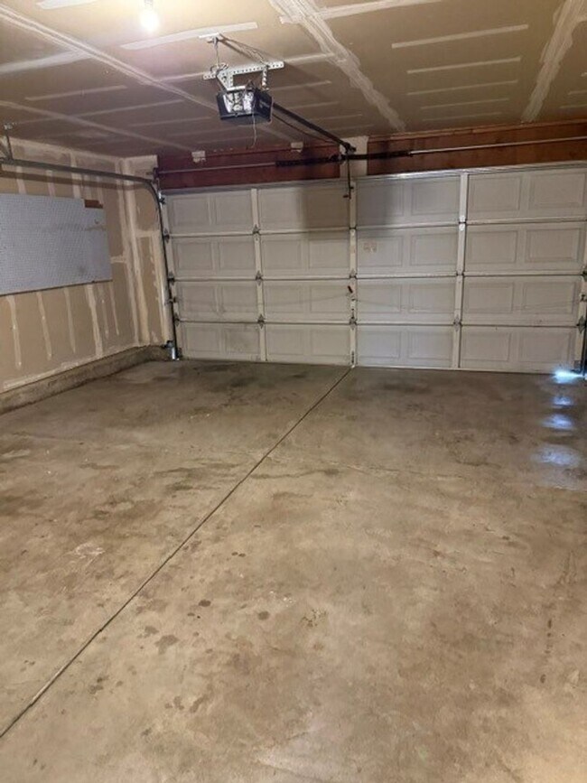 Building Photo - Two Bedroom Two Bath Townhome move in ready!