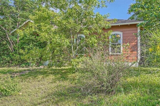 Building Photo - 1417 Rosewood Ave