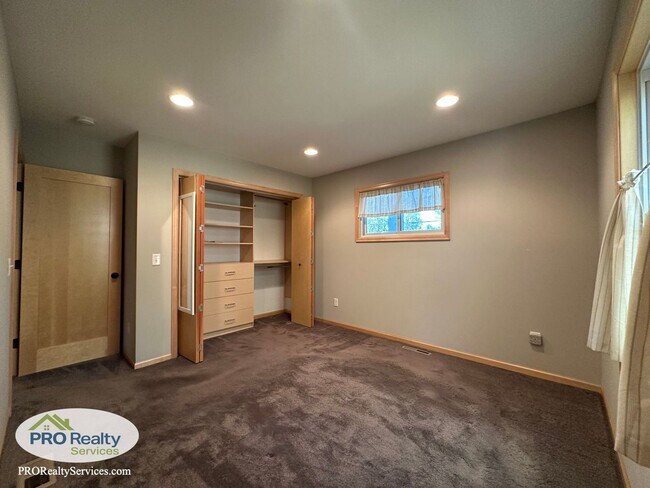 Building Photo - 3 Bedroom House **$1,000.00 off December's Rent with a December 2025 Move In**