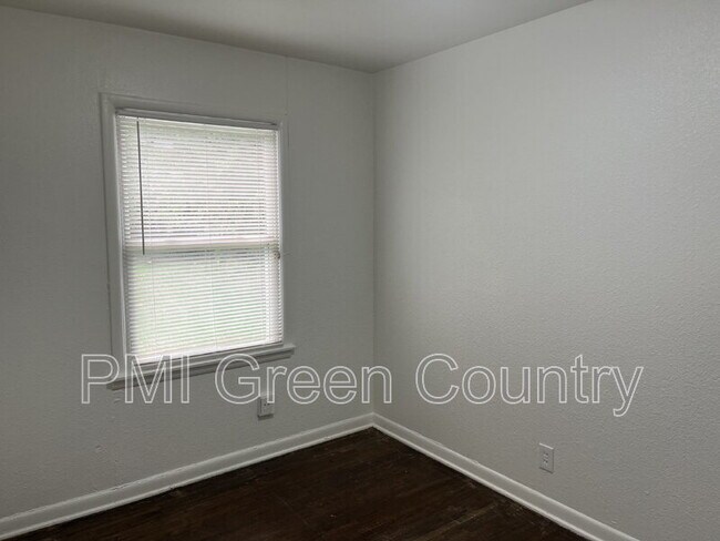 Building Photo - 4338 N Hartford Ave