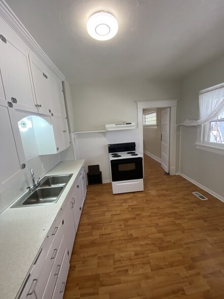 Kitchen - 430 S 8th Ave