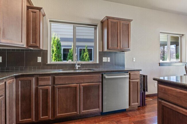 Building Photo - 6683 N Madellaine Dr