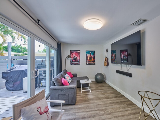 Building Photo - 801 NE 15th St