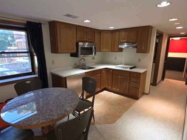 Building Photo - Updated 4 bedroom home in Merton