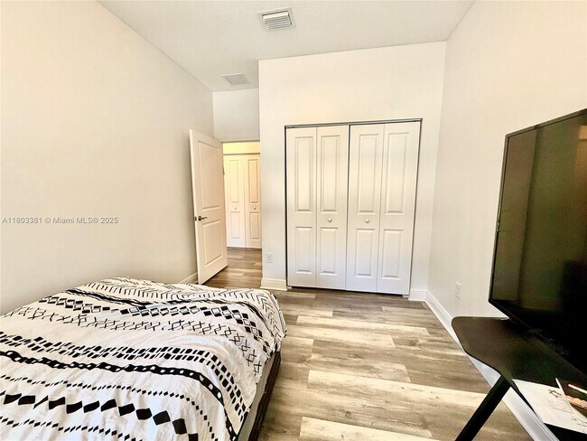 Building Photo - 2900 Cascada Isle Way