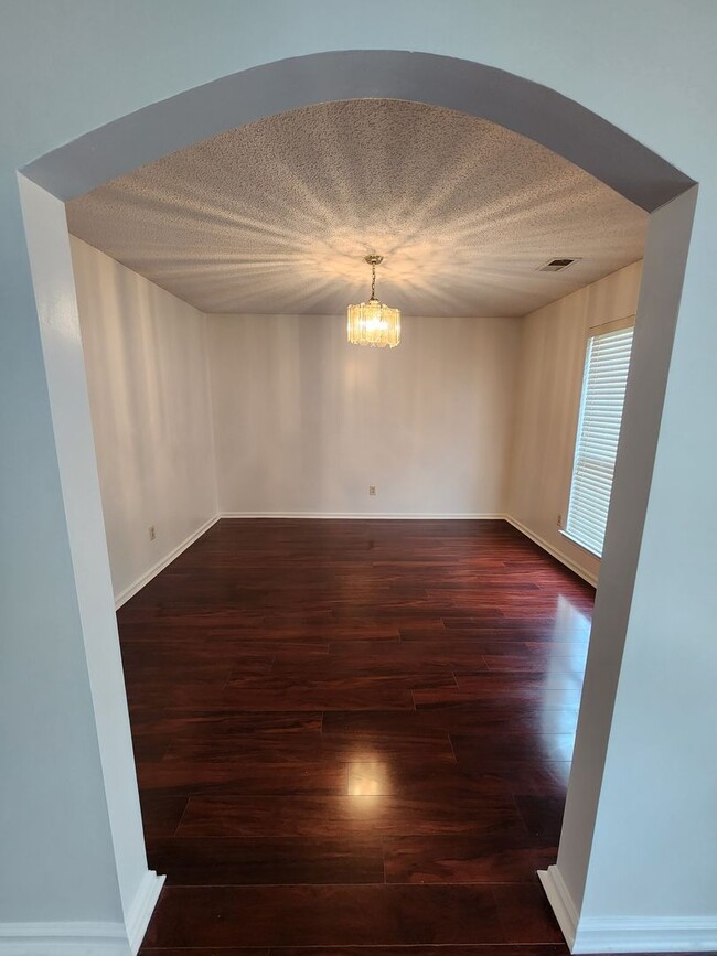 Building Photo - 908 Primrose Ln