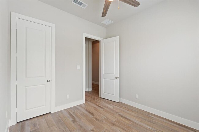 Building Photo - 10719 River Walk Dr