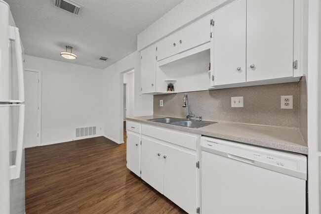 Building Photo - 6204 Linda Ln