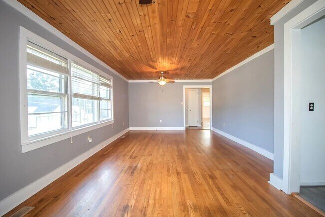 Building Photo - Spacious Home Bryson City limits