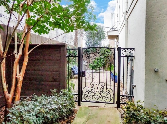 Building Photo - 1108 Peveto St