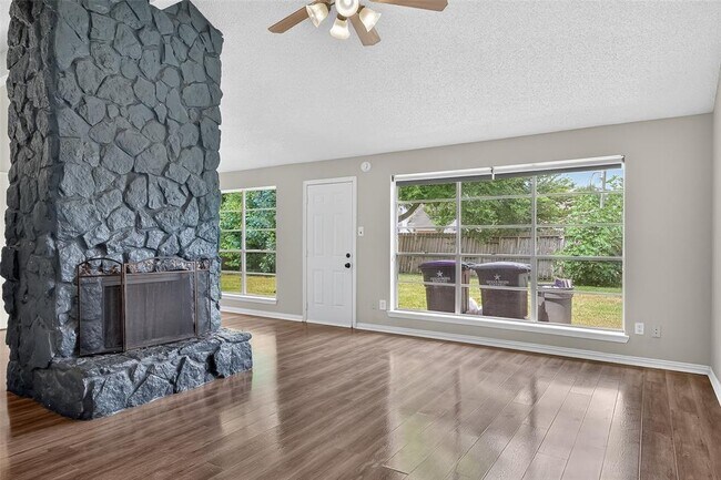 Building Photo - 10606 Forest Leaf Dr