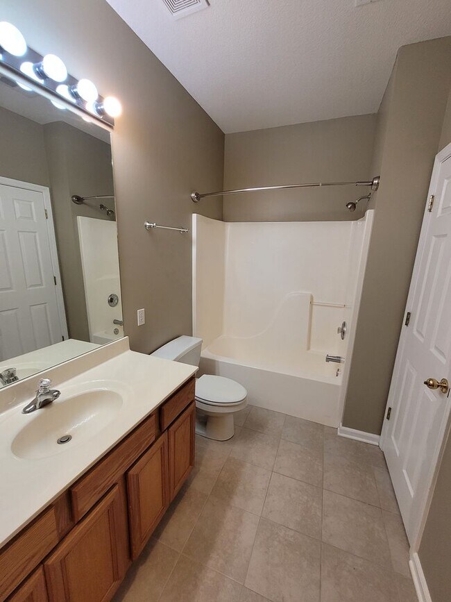 Building Photo - 3 Bedroom 2 Bathroom Condo-Spencer's Crest