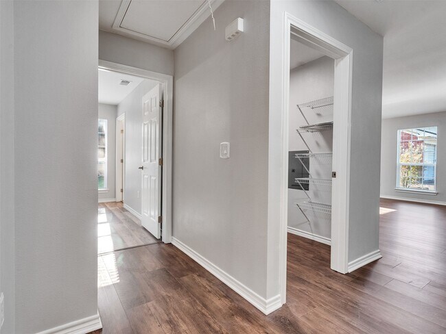 Building Photo - 326 S Bell Dr