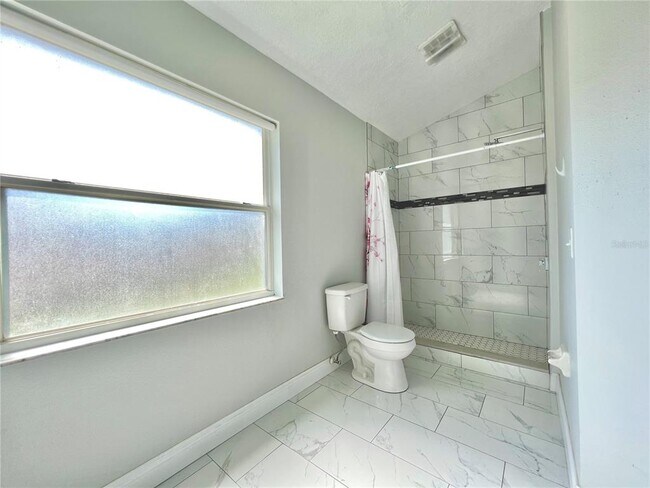 Building Photo - 1050 Pineview Ct