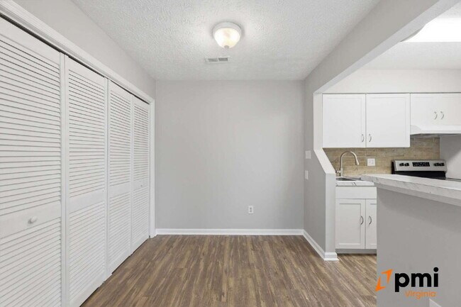 Building Photo - GATED COMMUNITY FULLY RENOVATED 1 BED 1 BATH WITH BALCONY AND POOL