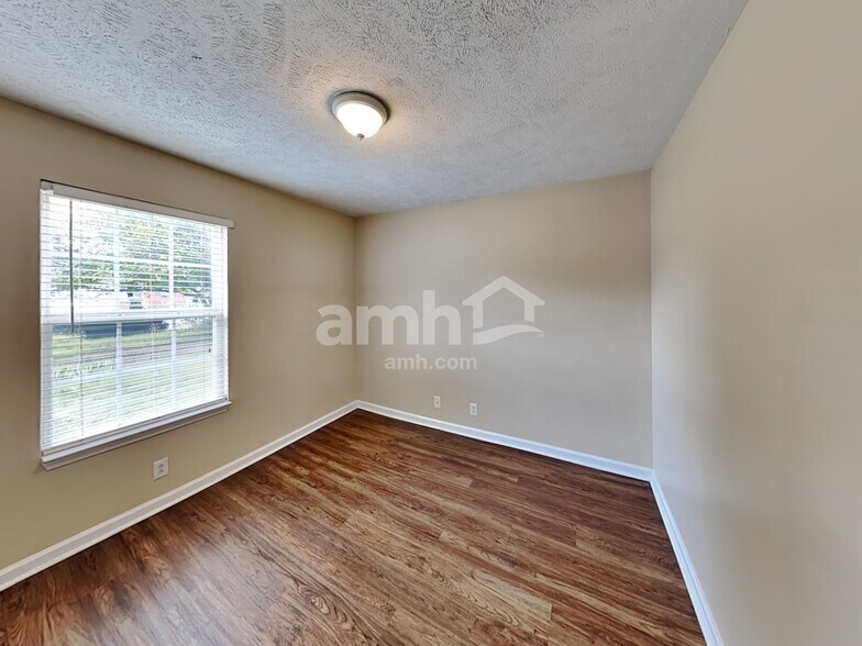 Building Photo - 3050 Weybridge Dr