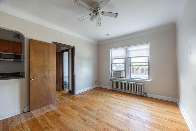 Building Photo - 948 W Cuyler Ave