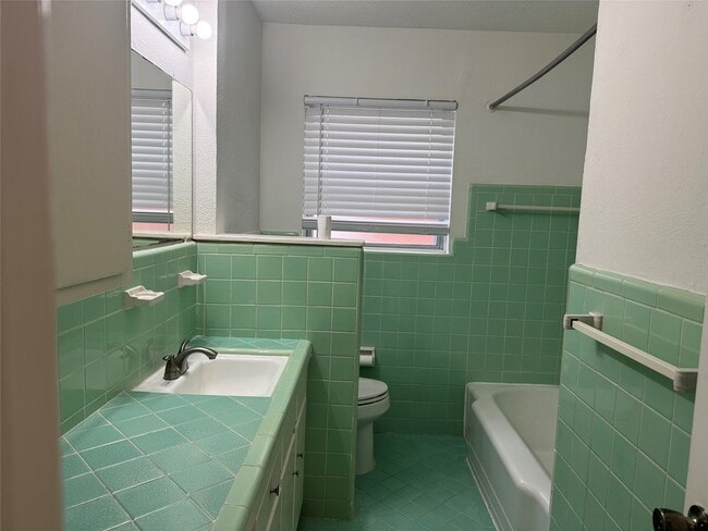 Building Photo - 4013 Newshire Dr