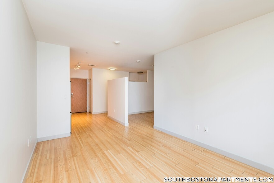 Building Photo - 320 D St