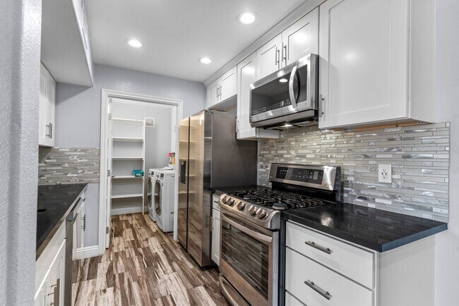 Building Photo - "Chic 3-Bed Townhouse with Granite Countertops on West Flamingo Road, Las Vegas!"