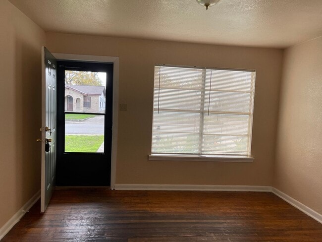 Building Photo - Cute 2/1 Home Available for Immediate Move In!