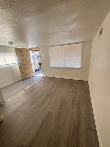 Building Photo - 906 S Farmer Ave