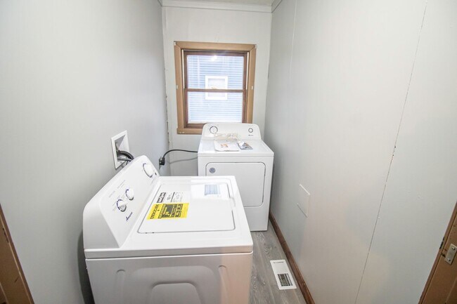 Building Photo - Completely Renovated and Affordable 3 BR Home