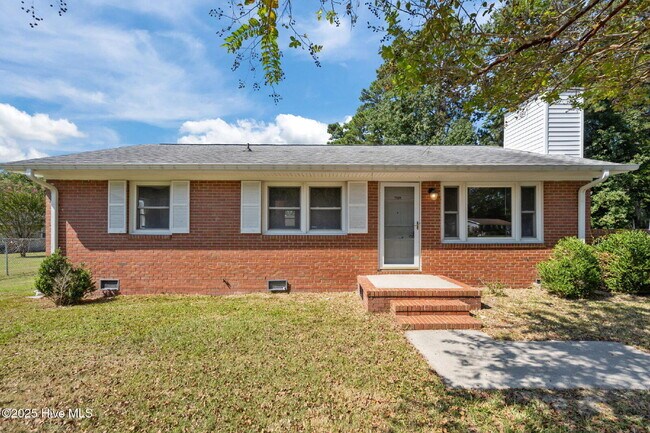 Building Photo - Nice 3 Bedroom Home -2503 Country Club Rd.