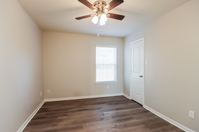 Building Photo - 1110 Shadow Glenn Dr