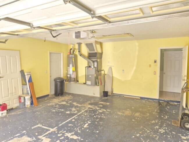 Building Photo - "Spacious 1732 Sq Ft 3-Bed, 2 Baths, in Tarpon Springs!"