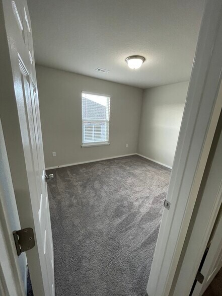 Building Photo - 6900 SW Whitmarsh Rd