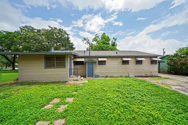 Building Photo - Classic Northeast San Antonio Gem with Two Living Areas - Realtor Commission: $500