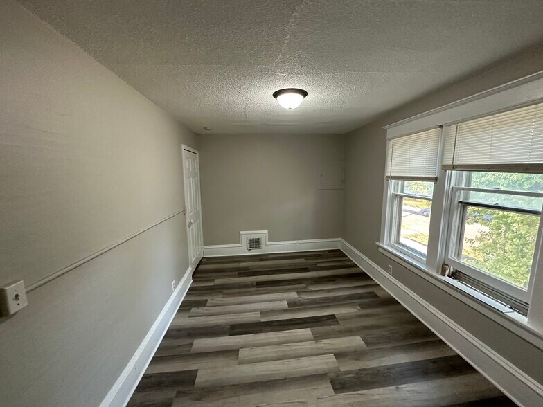 Large Bedroom - 513 3rd Ave SE
