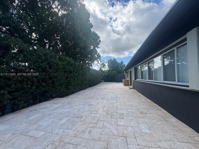 Building Photo - 6905 SW 148th Ct