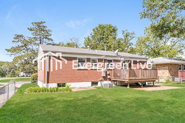 Building Photo - 380 S St Jacques St