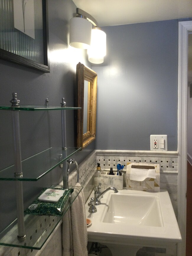 Bathroom (share) - 3050 P St NW