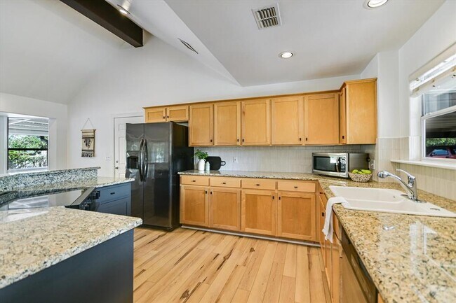 Building Photo - 302 Valley Dr