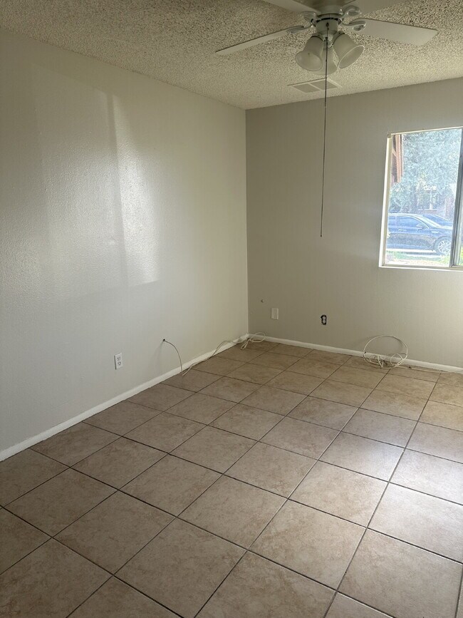 Building Photo - "Charming 3-Bedroom Oasis with 2 Baths in Phoenix – 1280 Sq Ft of Comfort Awaits You!"
