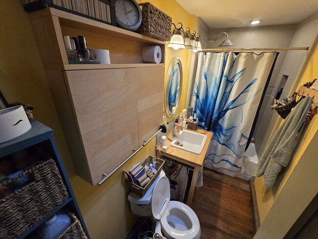 Building Photo - 417 E Tamarack St