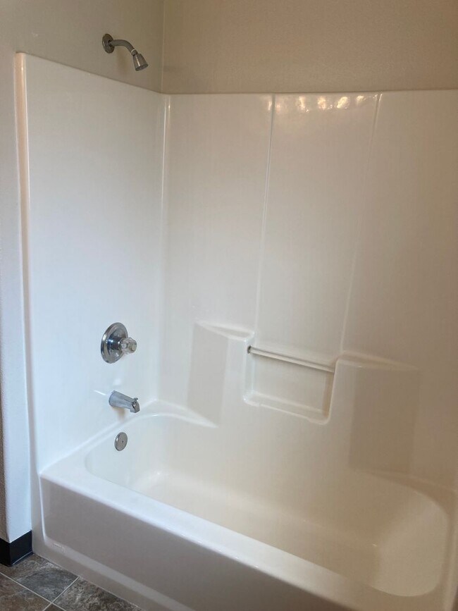 Building Photo - Three Bedroom Duplex in Keizer, Landcaping...